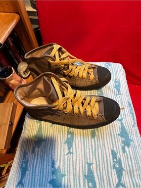 Women's High-Top Sneakers in Brown with Yellow Laces